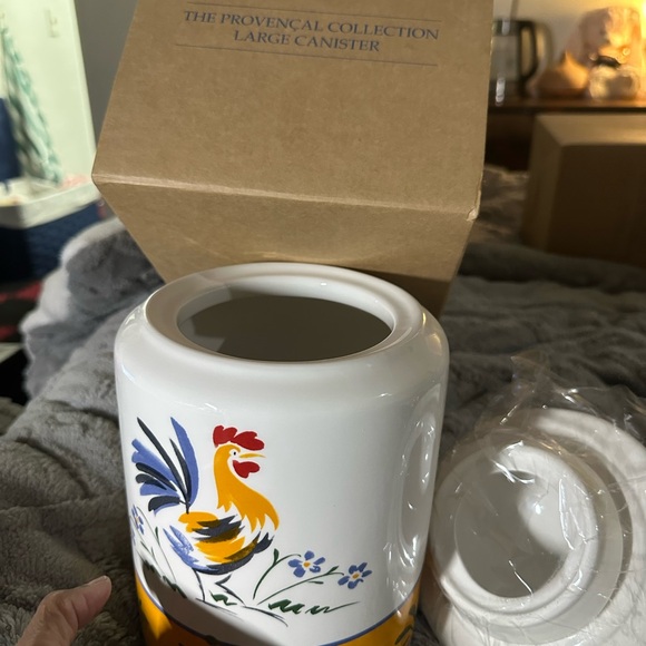 Avon VINTAGE THE PROVENÇAL COLLECTION medium size CANISTER